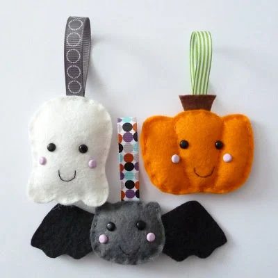 Love a handmade touch to your Halloween decor? Try one of these 37 direct Halloween Decorations to Sew ~ Tipsaholic.com #sewing #halloween #decorating