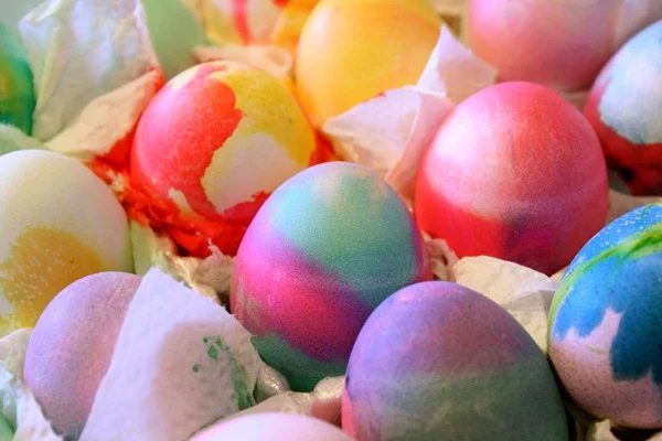 Dying easter eggs 015