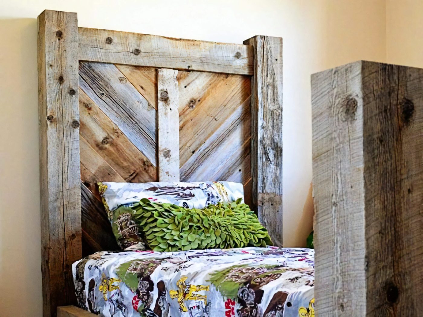 1 Rustic Chevron Bed On Hertoolbelt 021228