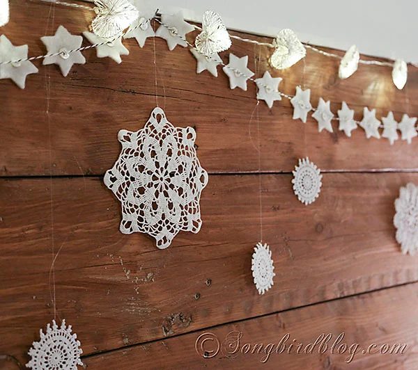 use a winter garland on the headboard to decorate a bedroom for Christmas - Songbird Blog via @Bekob