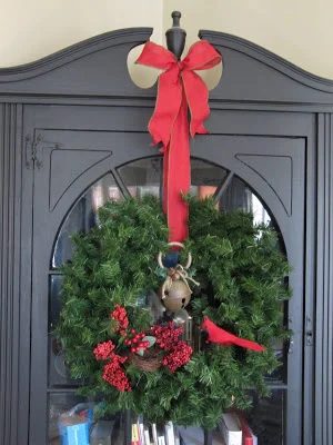 add wreath to furniture - Sew Many Ways via @Bekob