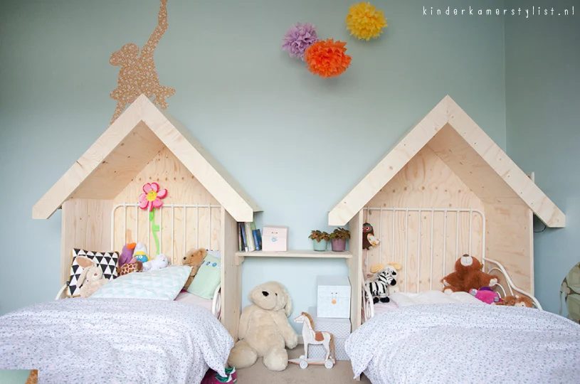direct wood house headboard and shelf for shared girls room, kinderkamerstylist