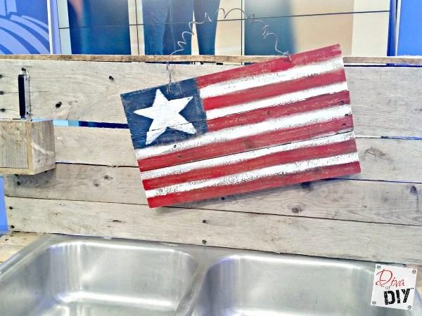 how-to-use-pallets-and-an-old-kitchen-sink-to-build-a-drink-station-for-outdoor-entertaining-diva-of-handmade-featured-on-Bekob