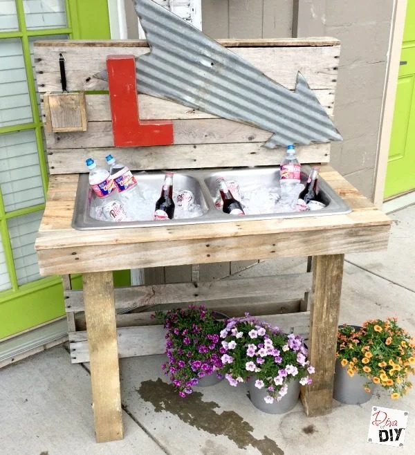 handmade-drink-station-from-pallets-diva-of-handmade-featured-on-Bekob