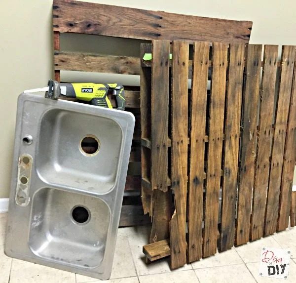 how-to-repurpose-pallets-and-an-old-sink-into-a-patio-drink-station-diva-of-handmade-featured-on-Bekob
