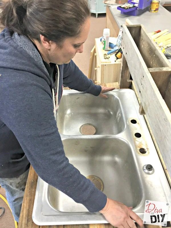 kitchen-sink-drink-station-a-handmade-project-using-pallet-wood-diva-of-handmade-featured-on-Bekob