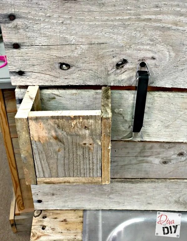 pallet-wood-drink-station-a-walkthrough-diva-of-handmade-featured-on-Bekob
