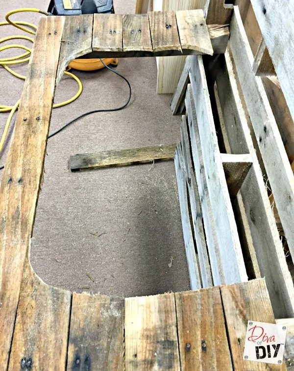 handmade-your-own-outdoor-drink-station-by-repurposing-pallets-and-an-old-kitchen-sink-diva-of-handmade-featured-on-Bekob