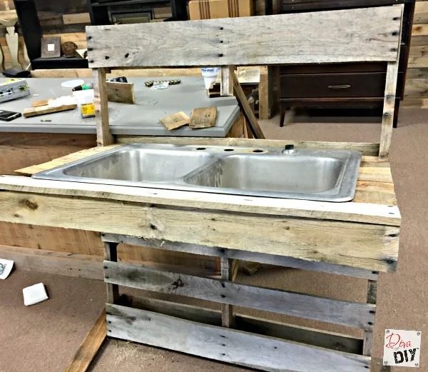 how-to-build-a-patio-cooler-table-using-pallets-and-an-old-double-sink-diva-of-handmade-featured-on-Bekob