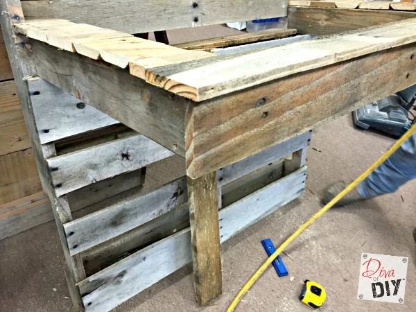 pallets-and-an-old-kitchen-sink-repurposed-into-an-outdoor-drink-cooler-diva-of-handmade-featured-on-Bekob