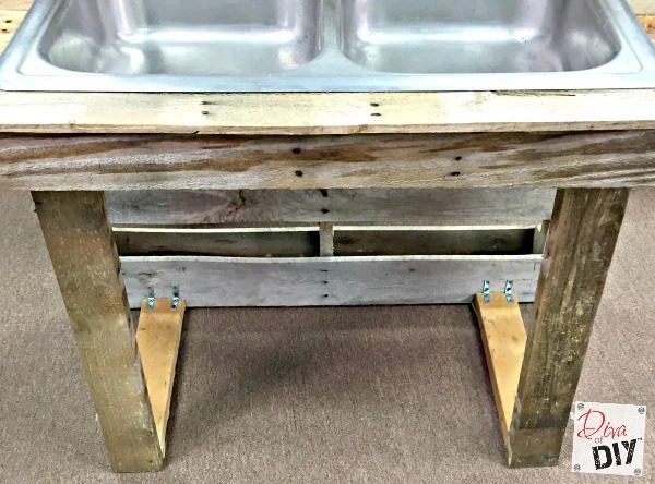 handmade-outdoor-drink-station-for-entertaining-pallet-wood-and-junked-kitchen-sink-diva-of-handmade-featured-on-Bekob