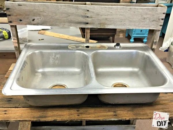 cold-drinks-for-outdoor-entertaining-using-pallets-and-an-old-kitchen-sink-diva-of-handmade-featured-on-Bekob