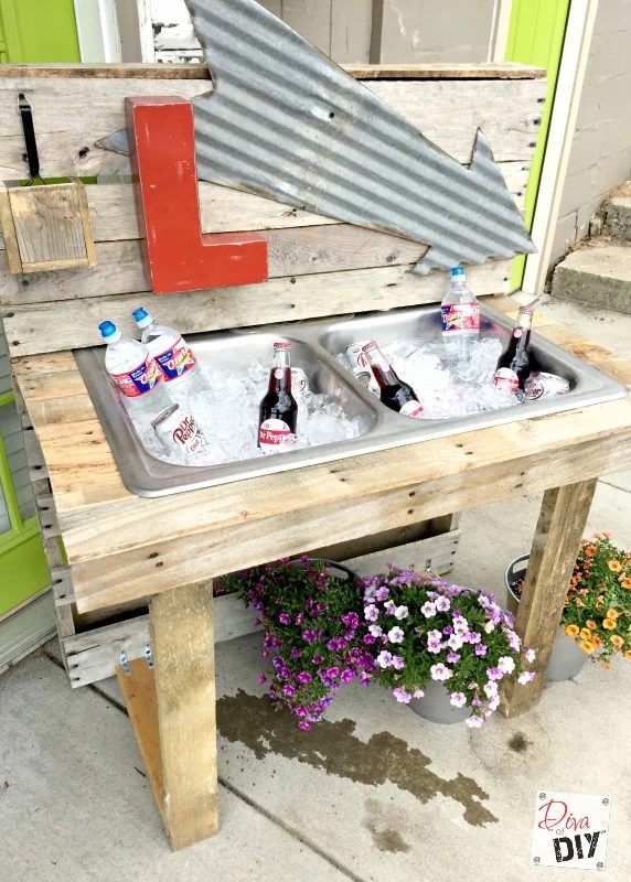 handmade-rustic-table-cooler-from-pallets-and-discarded-kitchen-sink-diva-of-handmade-featured-on-Bekob