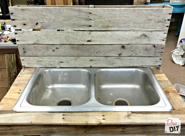 pallets-and-an-old-kitchen-sink-repurposed-into-a-patio-drink-station-diva-of-handmade-featured-on-Bekob