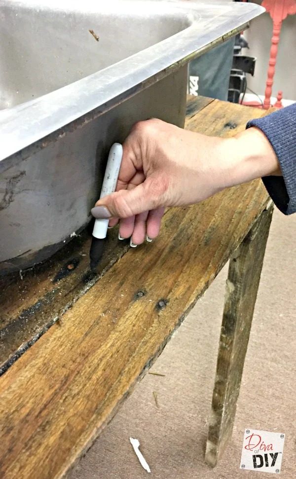 walkthrough-for-a-cooler-table-using-pallets-and-a-discarded-kitchen-sink-diva-of-handmade-featured-on-Bekob