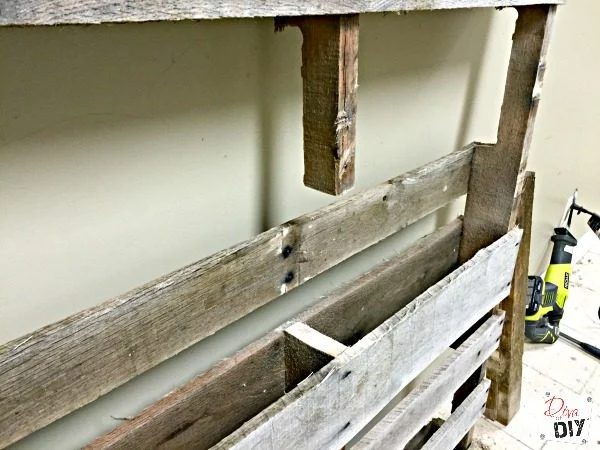 handmade-an-outdoor-drink-station-using-pallets-and-an-old-sink-diva-of-handmade-featured-on-Bekob