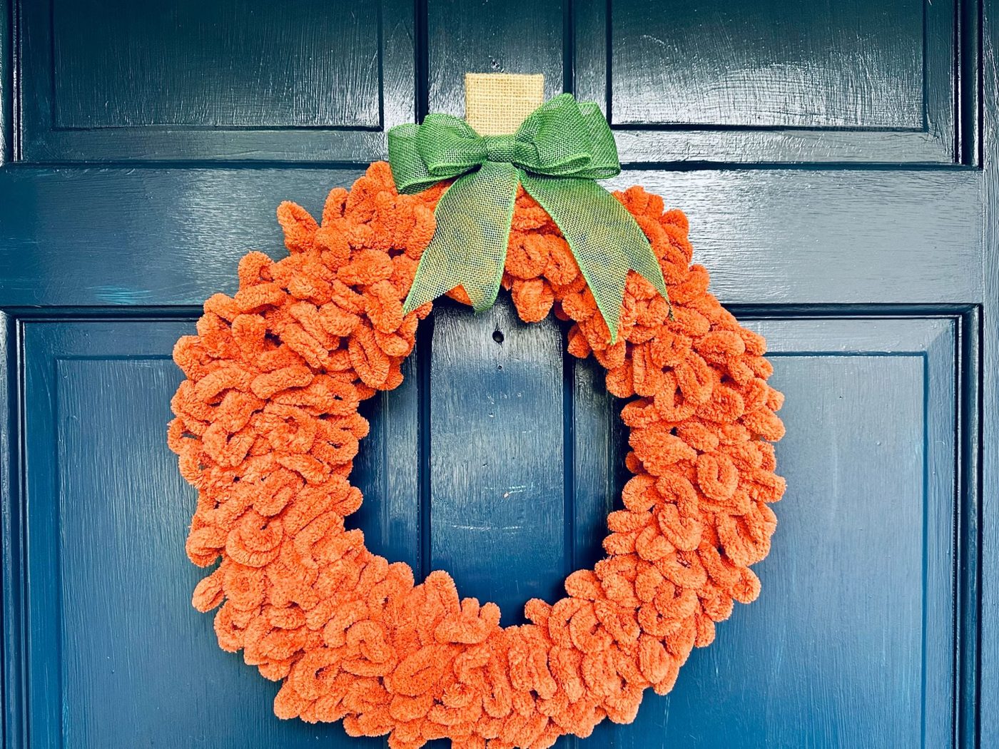 Make an straightforward Pumpkin Yarn Wreath in 30 Minutes