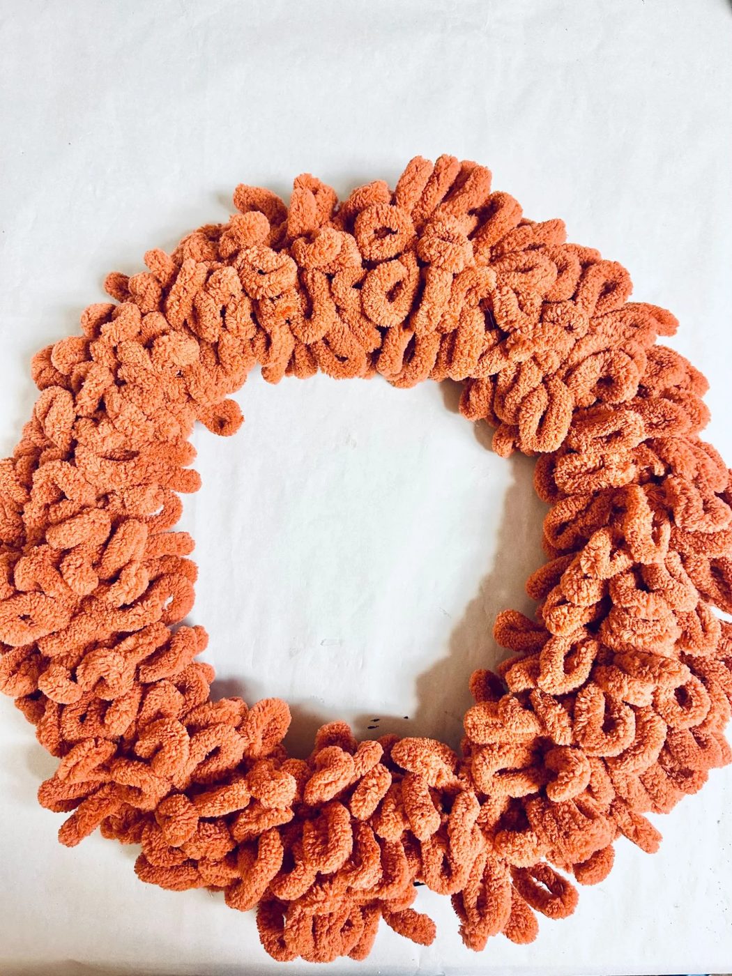 How To Make A Loopy Yarn Wreath Pumpkin Fall, Bekob (4)