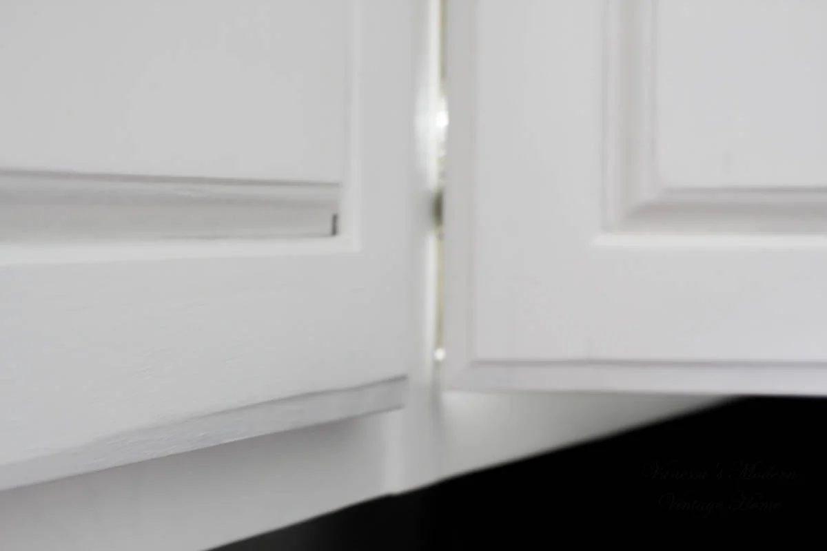 Wood to white kitchen without removing doors by Vanessa's Modern Vintage Home featured on @Bekob