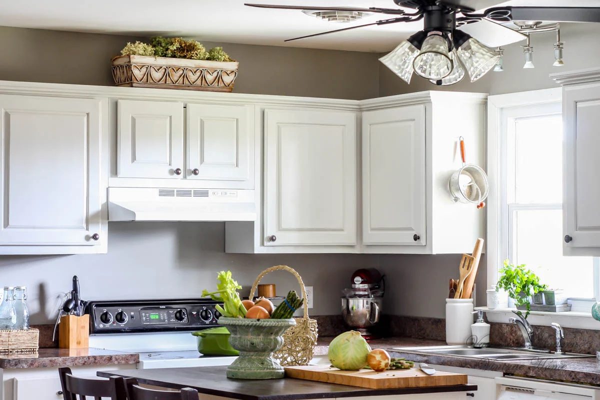 walkthrough for painting kitchen cabinets without removing the doors by Vanessa's Modern Vintage Home featured on @Bekob