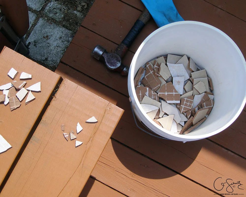How to use borken tiles to create a striking table top by Q-Schmitz featured on @Bekob