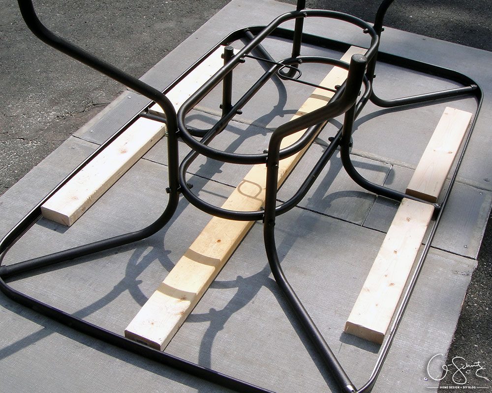Upcycle a patio table base by building a tiled table top by Q-Schmitz featured on @Bekob