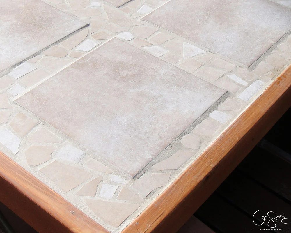 How to use broken tile to create a striking table top for outdoor use by Q-Schmitz featured on @Bekob