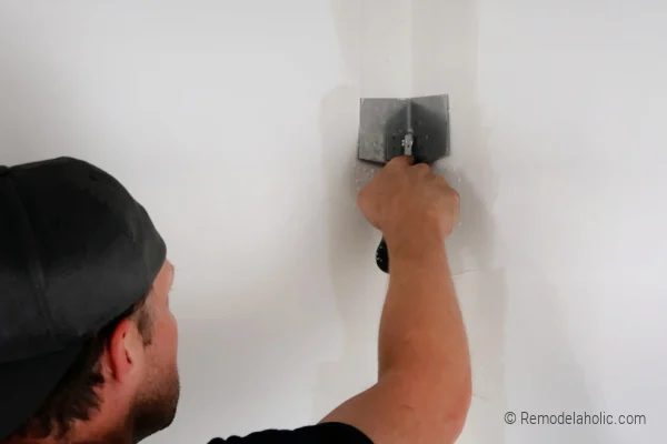 Using Corner Tool To Skim Coat Walls For Smooth Texture, Bekob