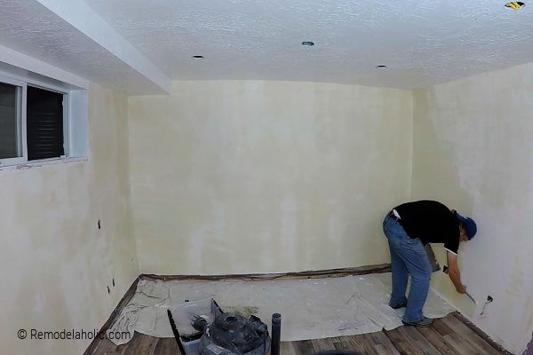 Applying Last Layer Skim Coating Smooth Texture, Bekob