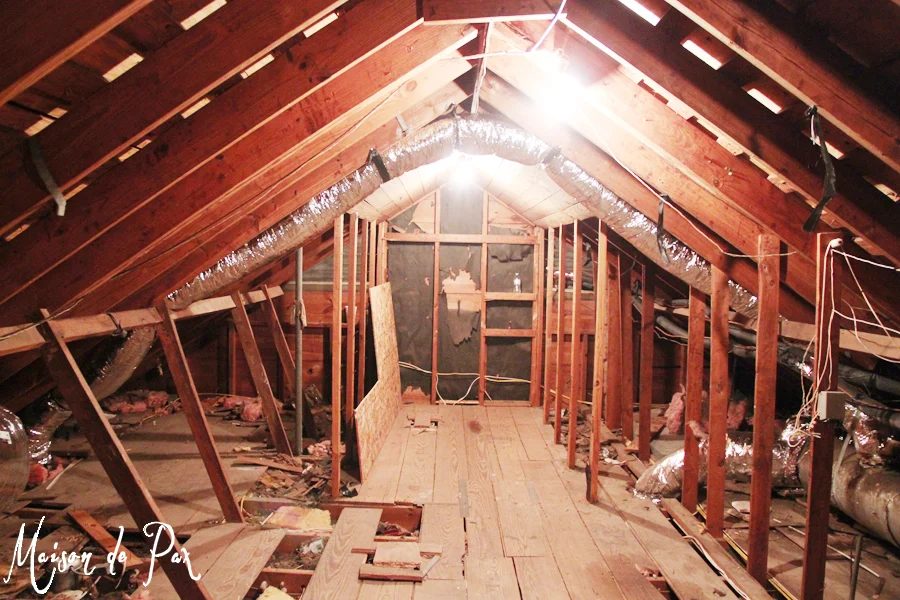 attic before whitewashed plank walls, Maison de Pax on Bekob