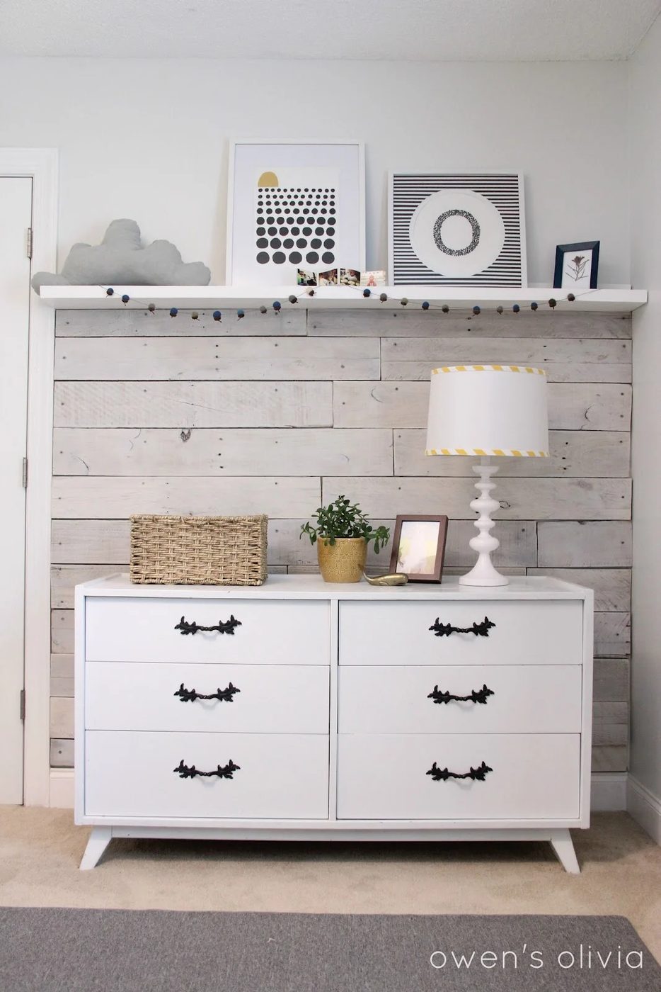 whitewashed pallet wood wainscoting on Bekob