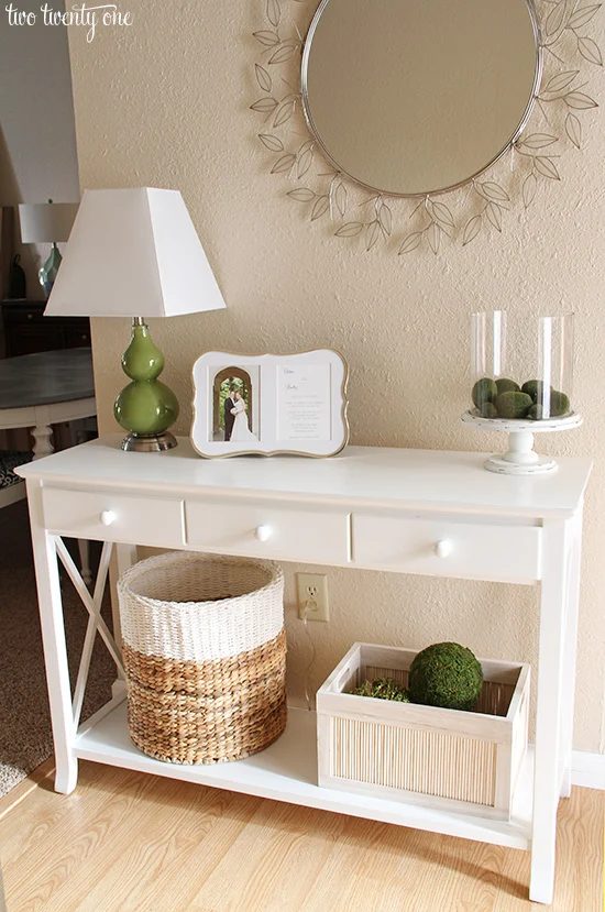 direct neutral entryway decor | 100+ striking Mudrooms and Entryways at Bekob.com