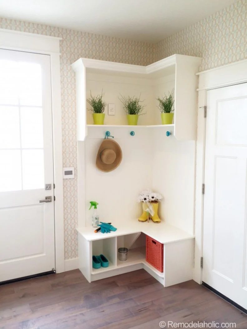Corner Built-In Mudroom -- I want this so much! | 100+ striking Mudrooms and Entryways at Bekob.com