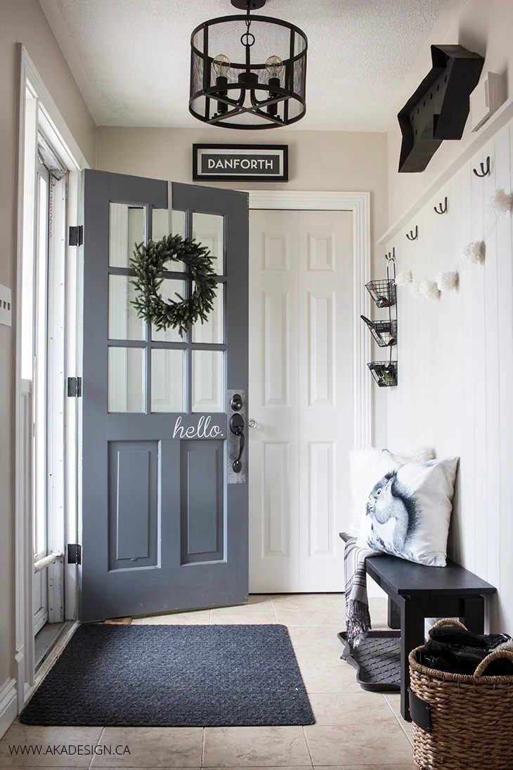 Neutral black and white entryway | 100+ striking Mudrooms and Entryways at Bekob.com