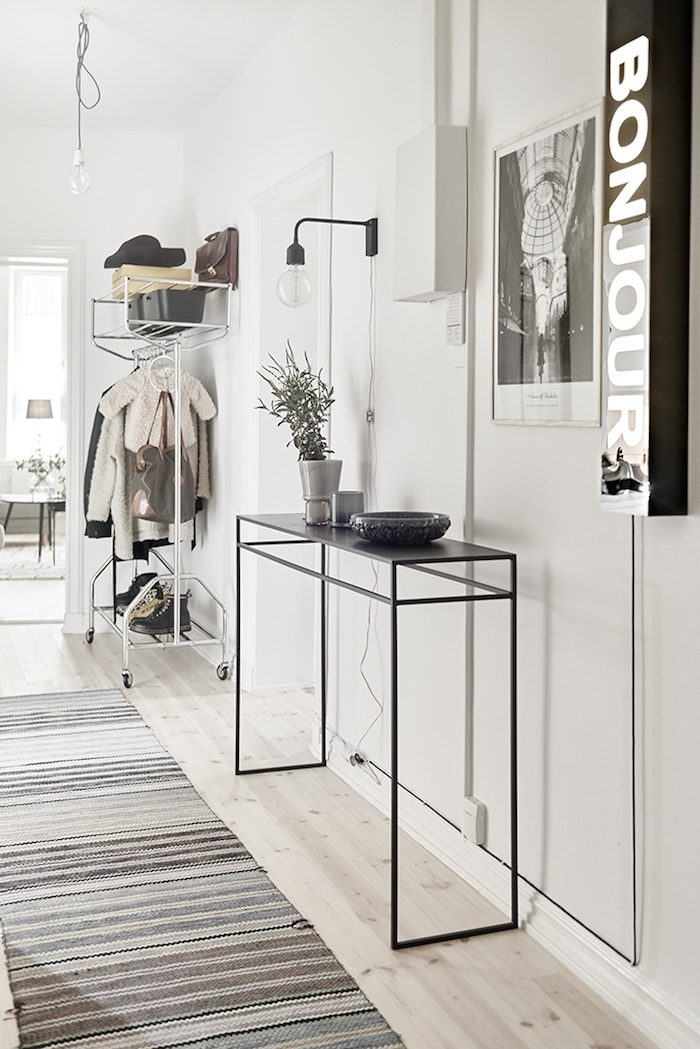 Neutral modern entryway | 100+ striking Mudrooms and Entryways at Bekob.com