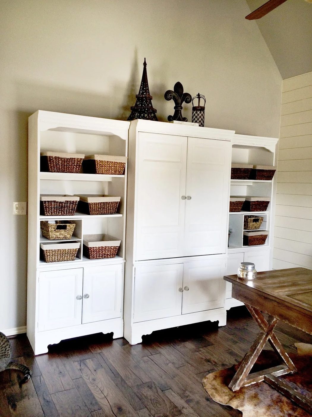 great home office organization, lots of storage, and look at that desk, Jillify It on @Bekob