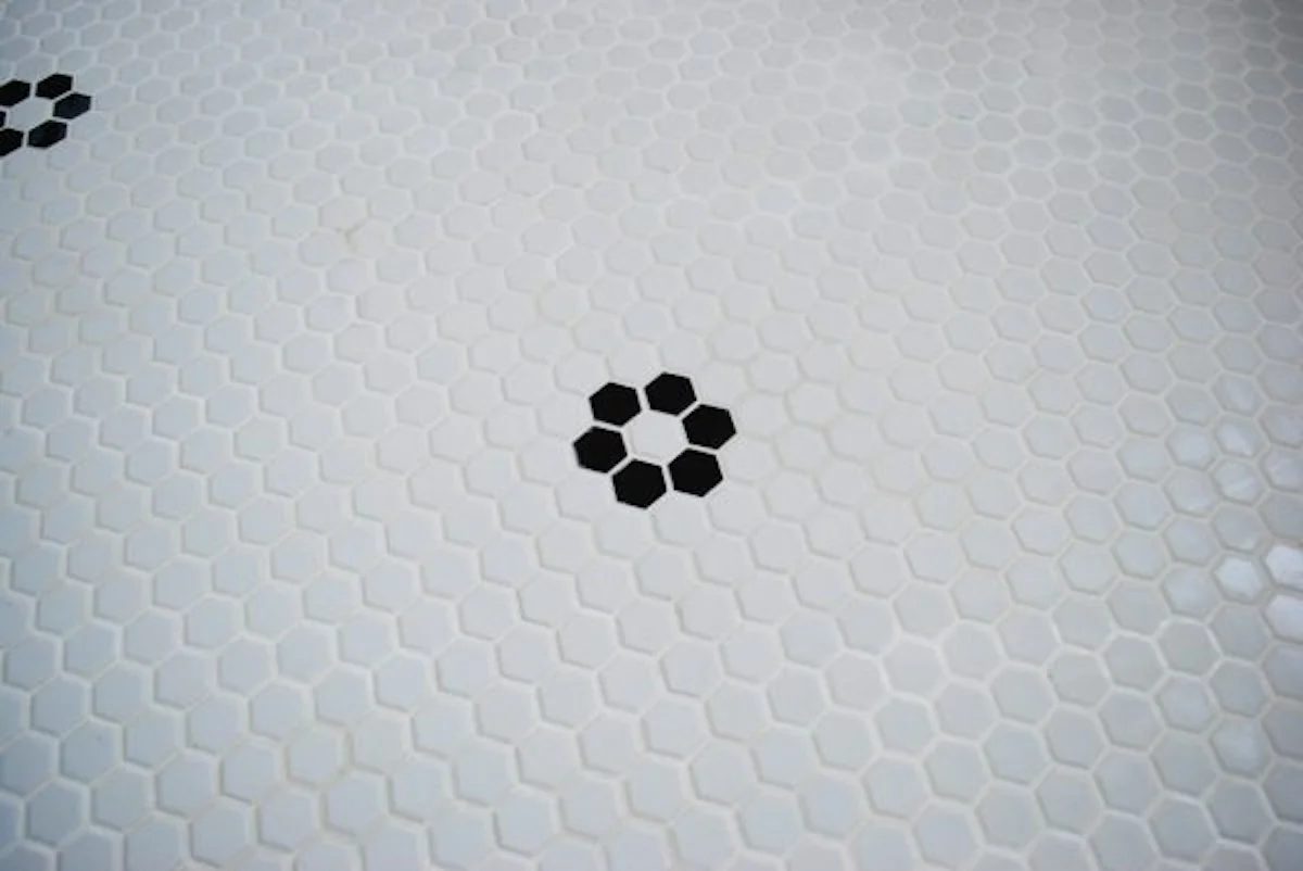 20140510 Installing Hexagon Tile For Beginners 1 600x401