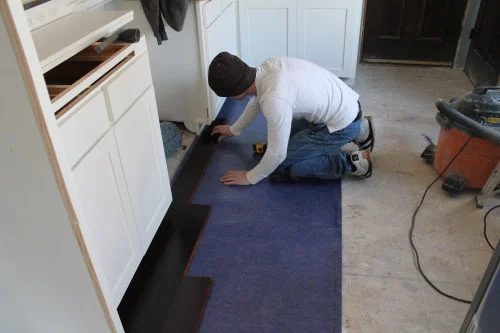 laying bamboo wood floors in a kitchen renovation, construction2style on @Bekob