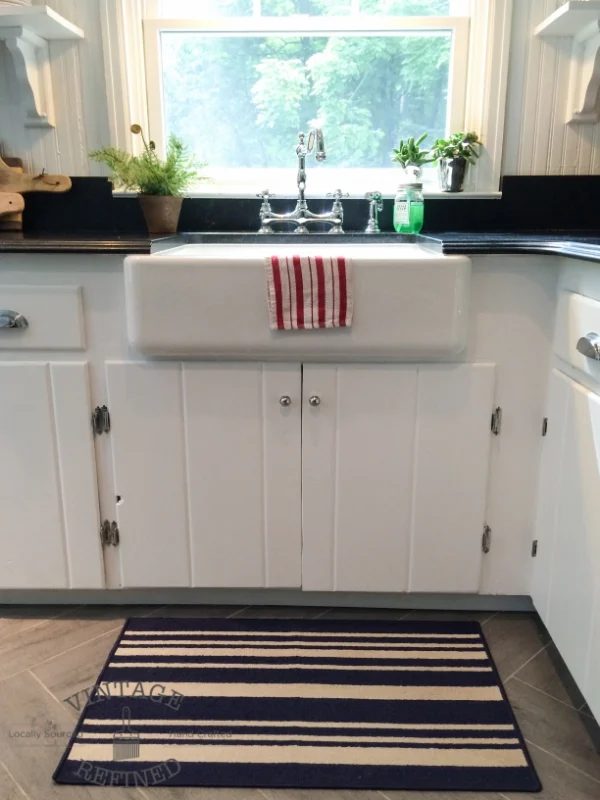 Farmhouse sink in white and black kitchen, by Vintage Refined featured on @Bekob