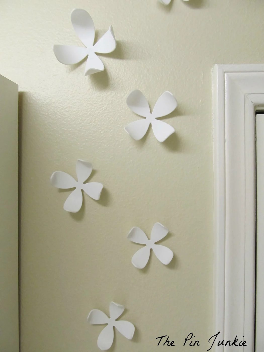 umbra 3D wall flowers in laundry room, The Pin Junkie featured on Bekob.com