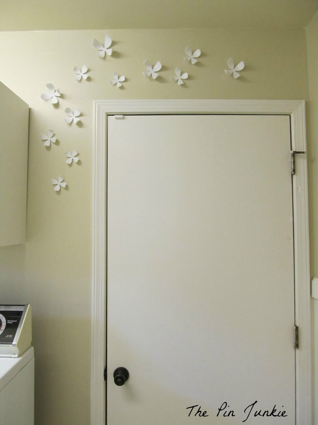3D wall flowers in the laundry room, The Pin Junkie featured on Bekob,com