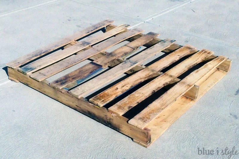 How to Upcycle a Pallet into License Plate Wall Art by Blue i Style featured on Bekob