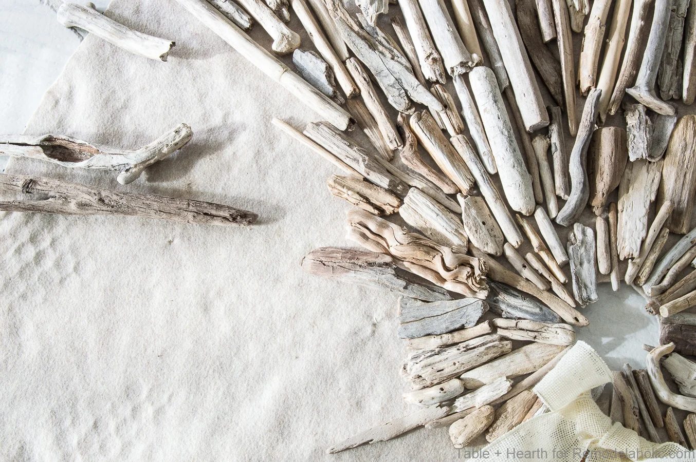 tableandhearth-driftwood-tree-skirt-12