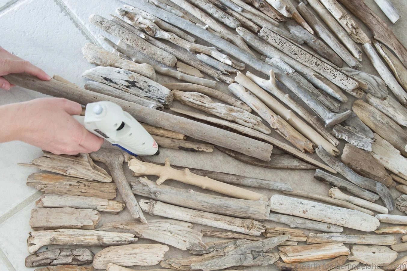 tableandhearth-driftwood-tree-skirt-13