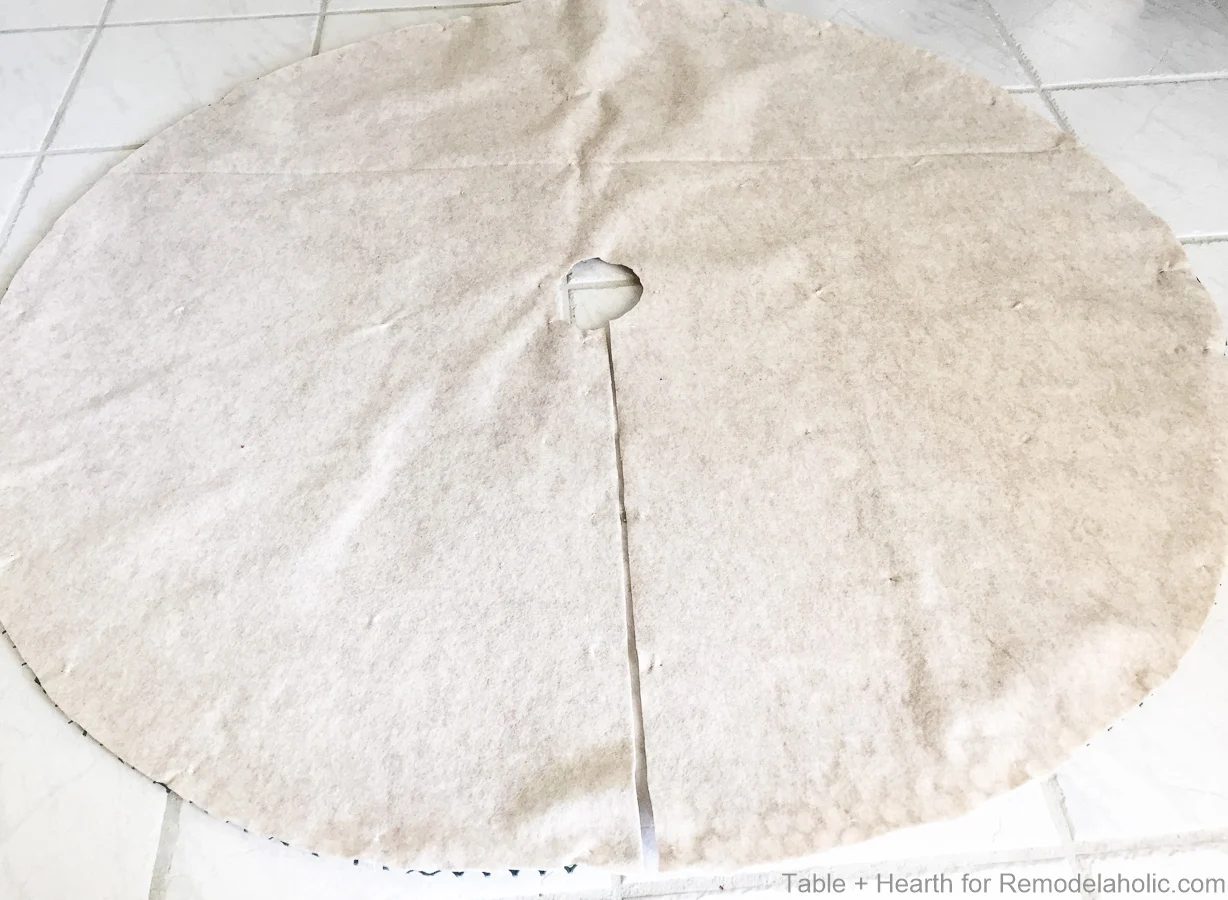 tableandhearth-driftwood-tree-skirt-9