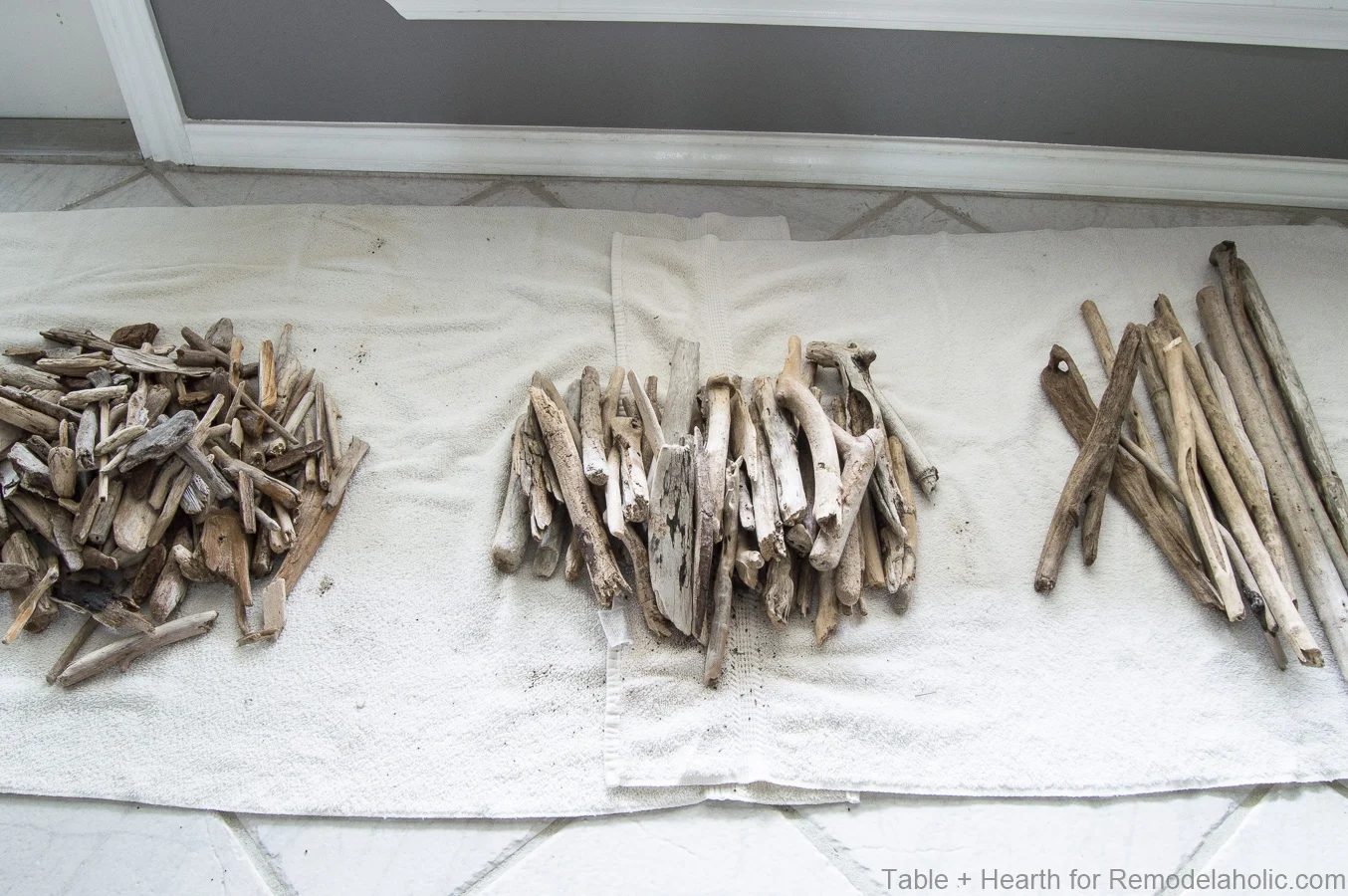 tableandhearth-driftwood-tree-skirt-11