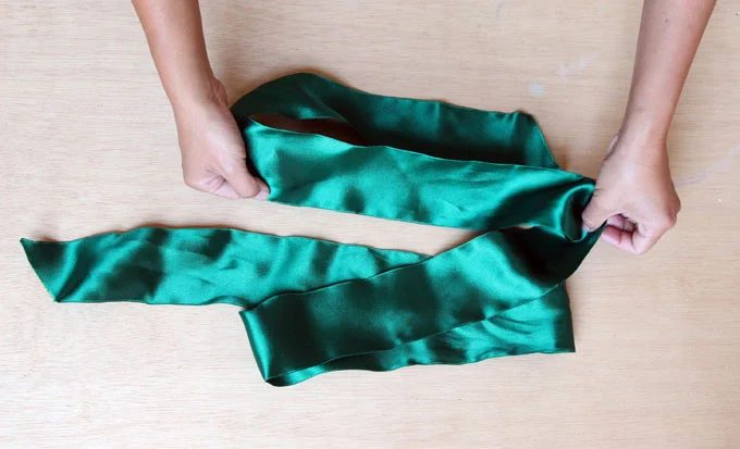 Handmade Christmas Swag using evergreen, a walkthrough from A Piece of Rainbow featured on Bekob.