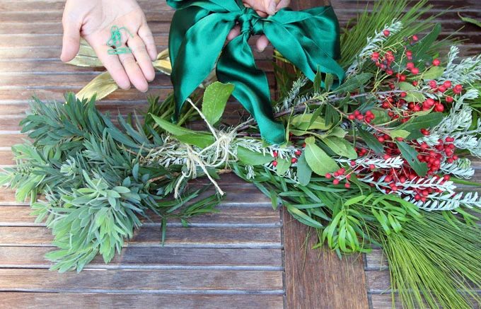 Make your own Christmas Swag from evergreen, a walkthrough from A Piece of Rainbow featured on Bekob.