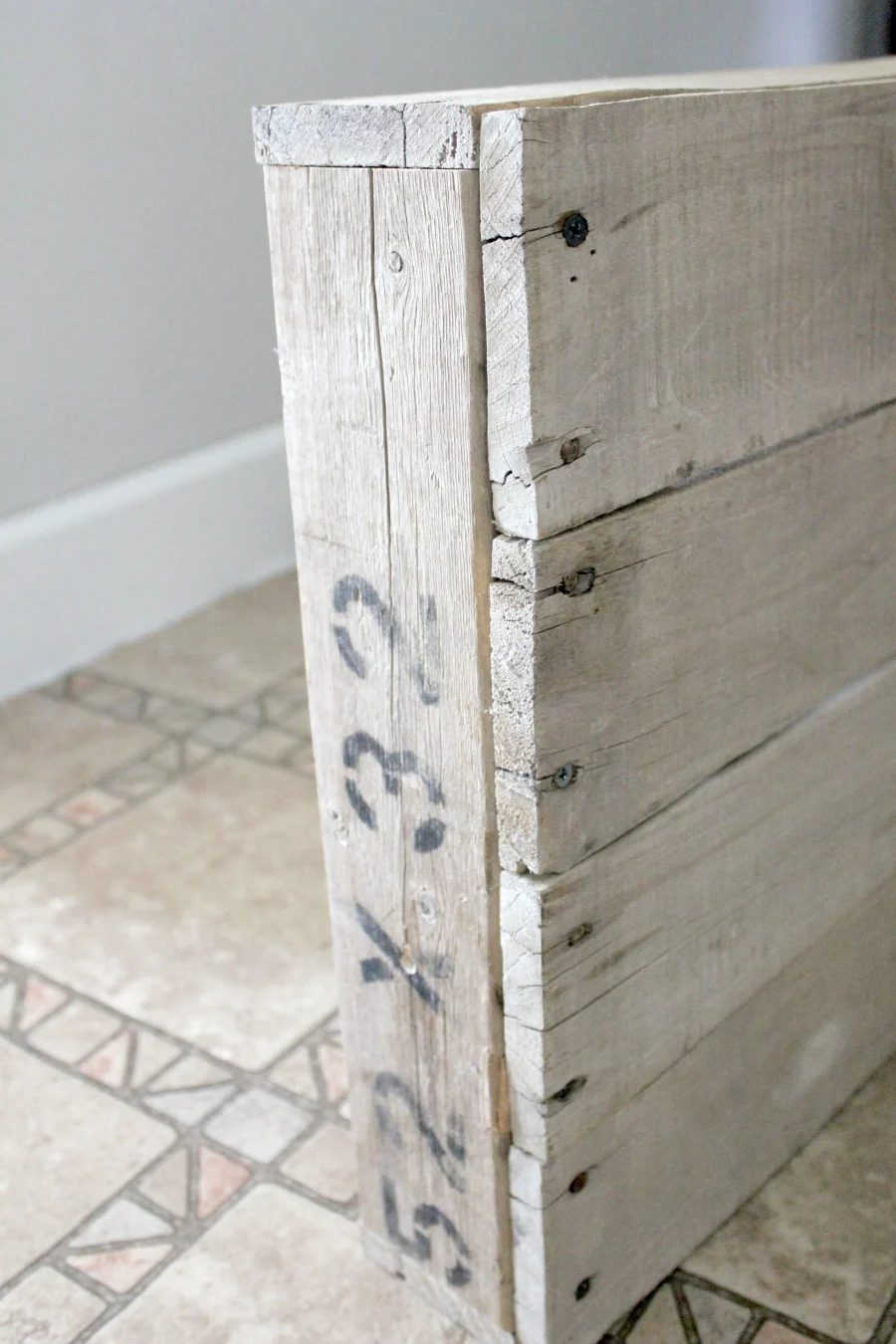 build-your-own-lightbox-using-pallet-wood-noting-grace-featured-on-Bekob