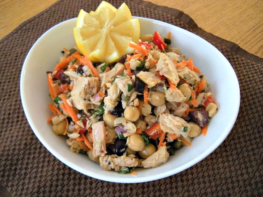 Mediterranean Tuna Salad | FOODIEaholic.com #recipe #cooking #appetizer #salad #tuna #Mediterranean